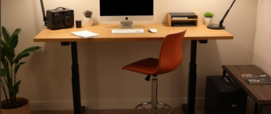 Steelcase משפר את הארגונומיה במקום העבודה עם פתרונות שולחן עבודה חדשניים המתכווננים לגובה